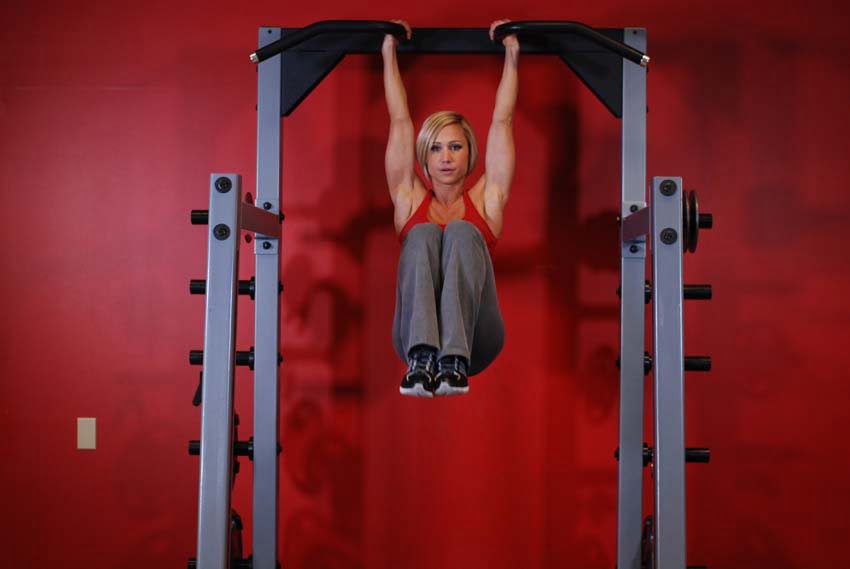 Female pull-up training at Roar Fitness strength training studio